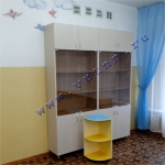 Шкаф со стеклянными дверьми для детского сада